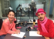 画像：RBCiラジオ『レ・ロマネスクTOBIのめんそ～レレレ！』番組MCのふたり（左：宮城麻里子さん、右：TOBIさん（レ・ロマネスク）