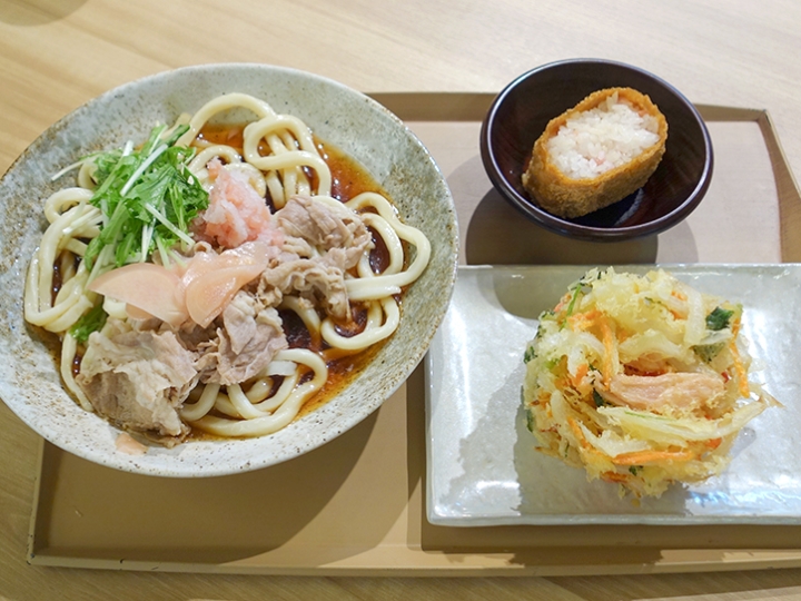 画像：岩下の新生姜コラボ冷しおろし牛肉うどん／かき揚げ／いなり寿司