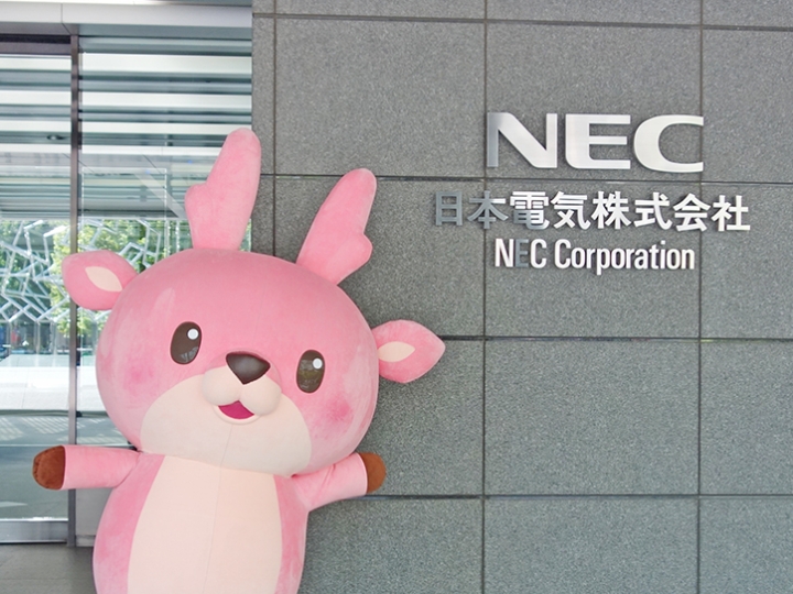 画像：NEC本社をイワシカちゃんが訪問