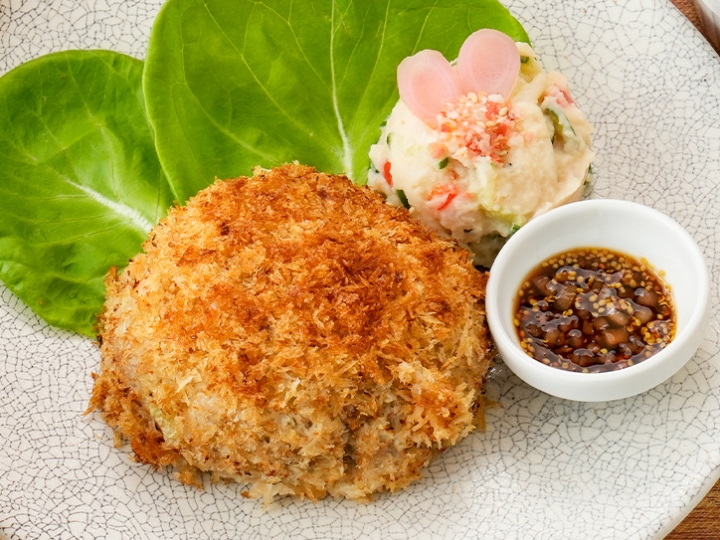 画像：【岩下の新生姜】生姜たっぷり焼きメンチカツ 岩下の新生姜入りポテトサラダ添え