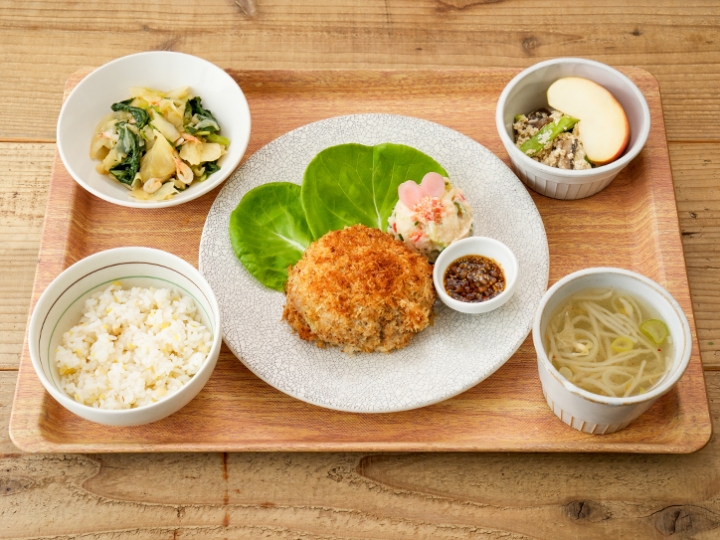 画像：【岩下の新生姜】生姜たっぷり焼きメンチカツ 岩下の新生姜入りポテトサラダ添え（提供イメージ）