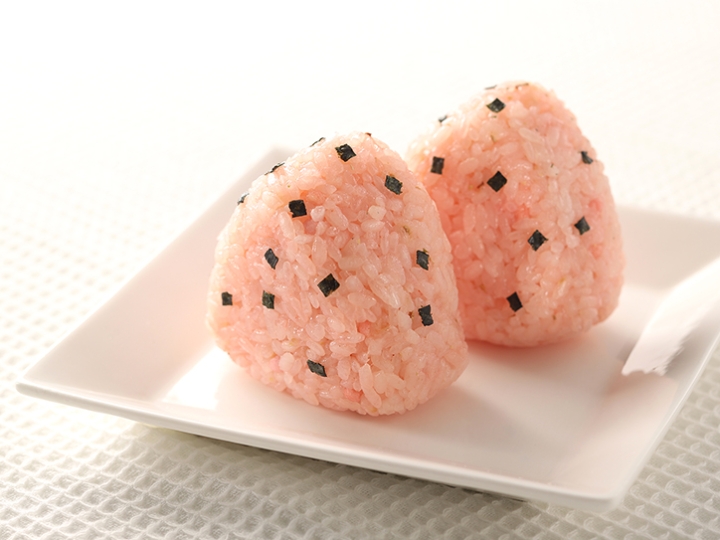 画像：桜色おにぎり（「岩下の新生姜味お茶漬け」調理例）